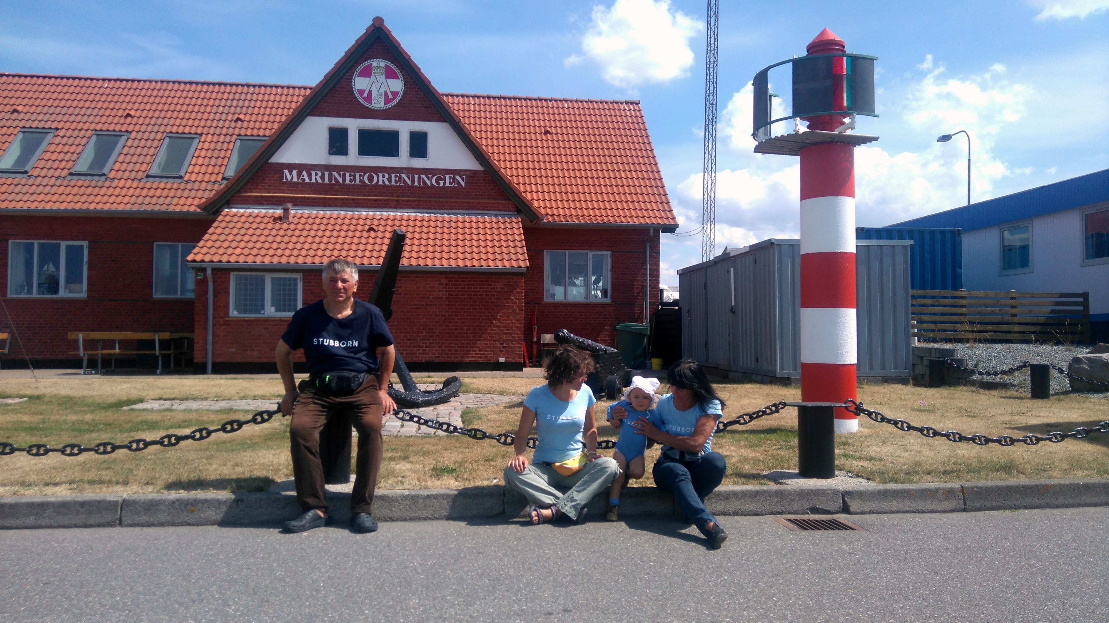 Drużyna w rejsowych koszulkach